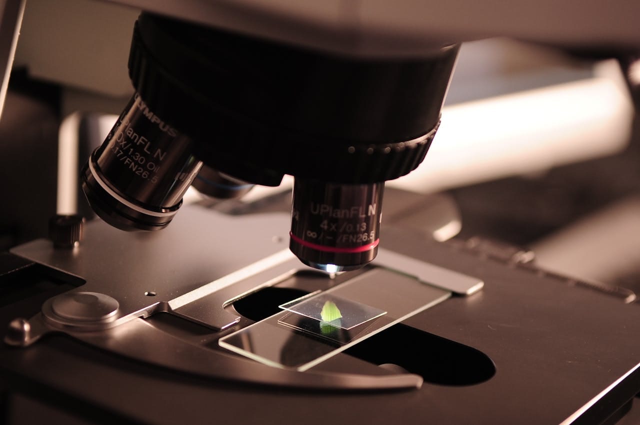 Choosing the Right Pathology Lab Software: A Comparison of Crelio Health and Flabs